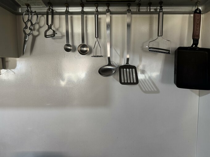 キッチンの壁に掛けられた調理器具たち