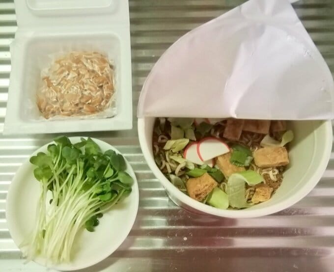 納豆とカイワレ大根とカップ麺