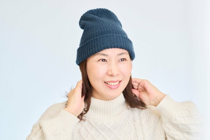 スタイリング剤をつける女性