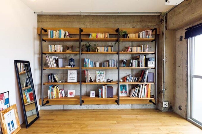 リビングの壁一面に造作したブックシェルフ