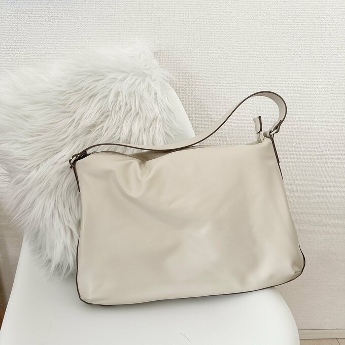 レザータッチパフィーバッグ