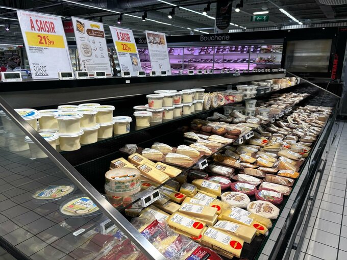 スーパーに陳列されているチーズ