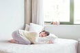 目覚め時にやりたい「寝たままヨガのポーズ」3つ。呼吸が深まり、自律神経も安定
