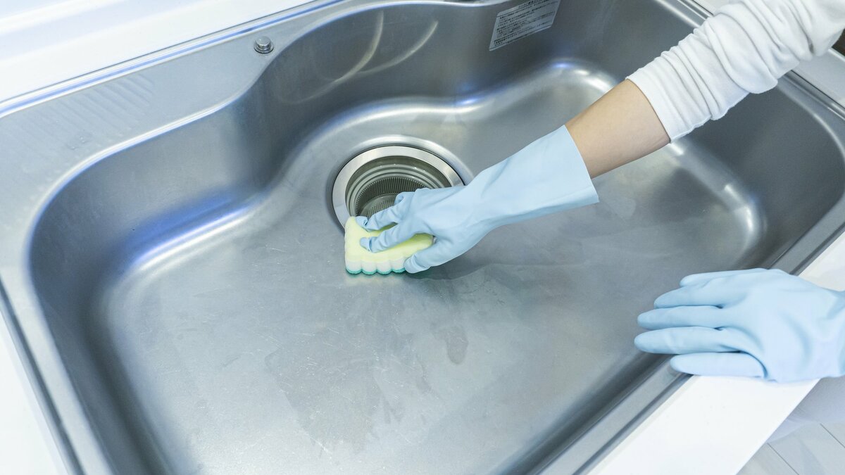 キッチン掃除の「正解」。シンクのほとんどの汚れは食器洗い洗剤でOK | ESSEonline(エッセ オンライン)