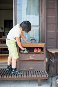 縁側から出入りする子どものためにゲタ箱を設置