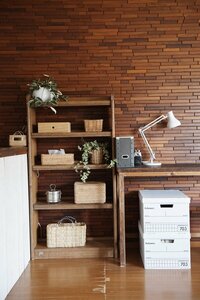 木やカゴなどナチュラルな素材のものを選ぶ