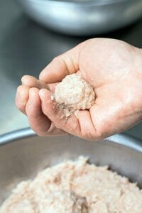 手のひらで軽く転がして丸く成形する