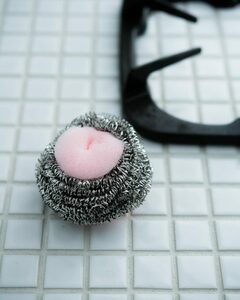 ガンコな焦げつきや油汚れ、サビなどを落とします