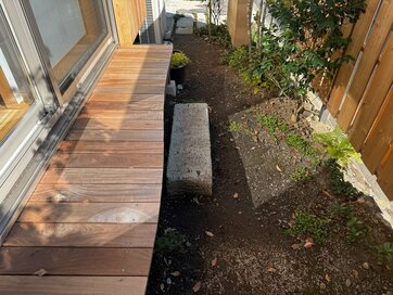 奥行き2ｍの小さな庭を“幸せ空間”にする工夫3つ。雑草対策は「根こそぎ抜かない」でOK