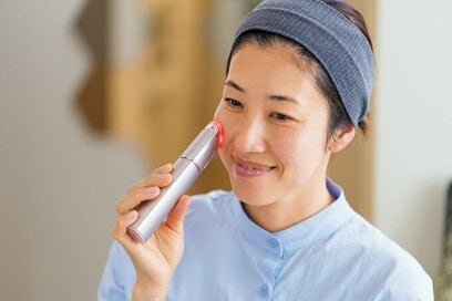 美肌な人が「これだけは手放せない」アイテム6つ。摩擦レスな泡洗顔や小さめ美顔器も