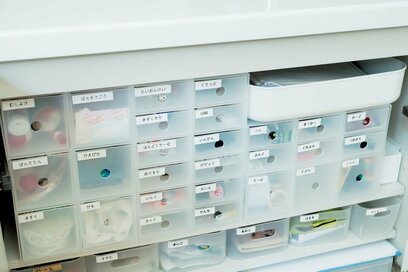 書類も学用品もキッチンに！1ボックス1ジャンル収納で迷わない