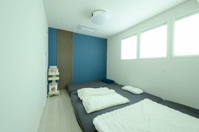 6畳の寝室は「寝るだけ」に特化してすっきりを実現。マットレスを敷きつめシーツは最小限に