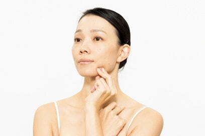 鏡を見るたび気になる…。「あご・首のたるみ」と「ほうれい線」に効く簡単な動き2つ