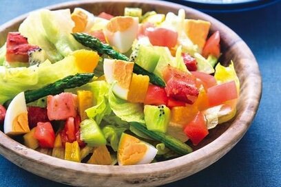 彩りもキレイな「野菜とフルーツのサラダ」。オレンジ果汁はドレッシングに