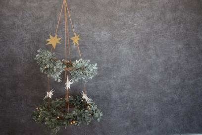 クリスマスリースは「つるす」がおしゃれ！100円グッズで手づくり可能