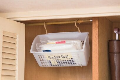 つっぱり棒が収納棚に！11回の引っ越し経験者が極めた、玄関の片づけ術