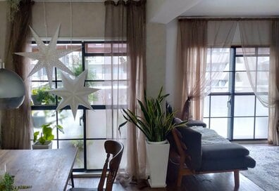 築43年の団地暮らし。古さの原因「窓」に格子状の板をはりつけたら、おしゃれに激変