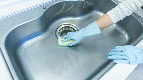 キッチン掃除の「正解」。シンクのほとんどの汚れは食器洗い洗剤でOK