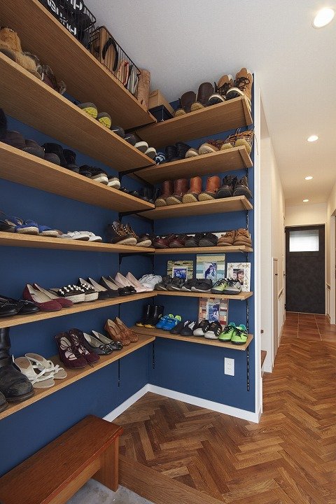 L字型のオープンな靴収納