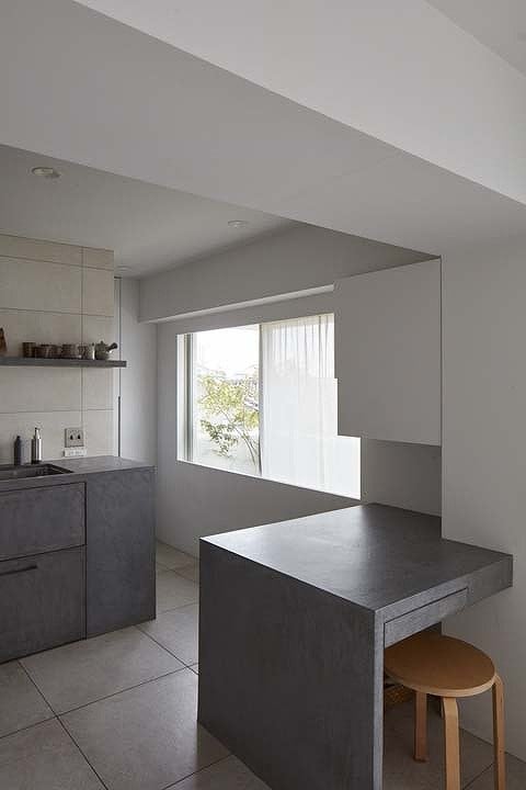 造作した変形ダイニングテーブル