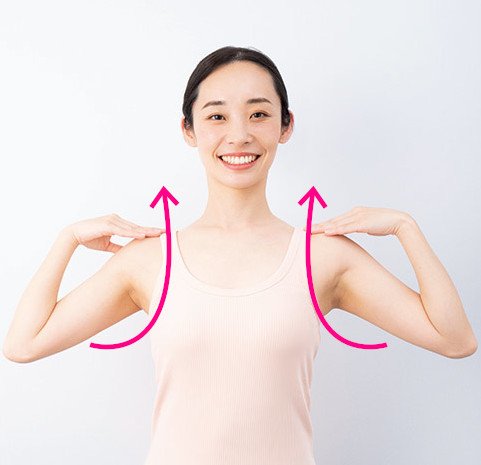 肩回しする女性