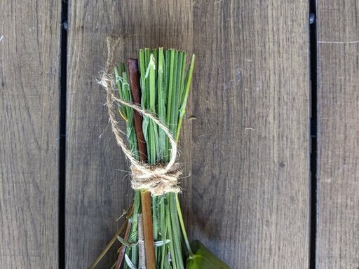 麻ひもで縛り、茎をそろえてカットする