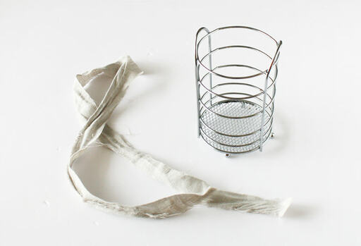 ダイソーのワイヤーカトラリースタンドと50cmほどの長さの端布