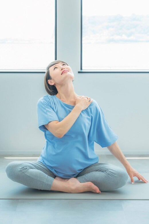 首を伸ばすヨガのポーズ