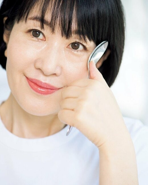 スプーンを押しつける小林さん