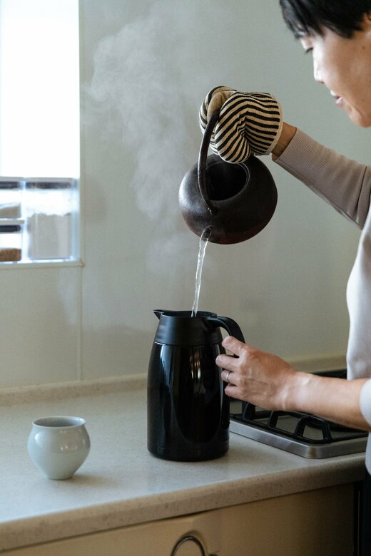 水を入れた南部鉄ビンを火にかけ、沸いたら保温ポットに移す。白湯を沸かすことでまず家を目覚めさせ、それを飲みながら自分の体を目覚めさせています