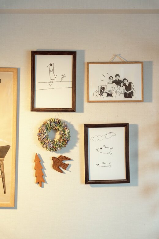 子どもが描いた鳥の絵や鳥のモチーフを飾っている壁