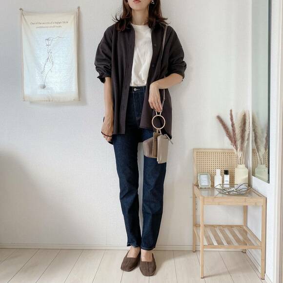 デニムとTシャツのカジュアルコーデ