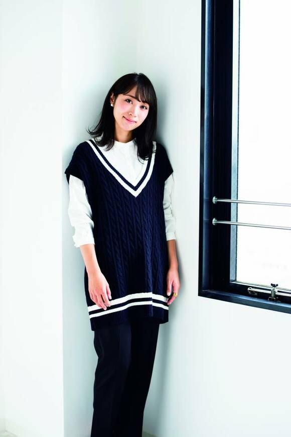 紺色の服を着ている女性