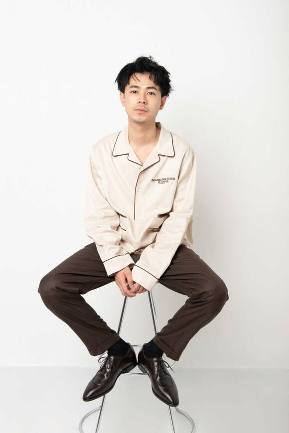 椅子に座る男性