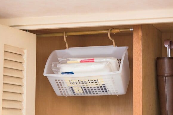 大人用レインコートはつっぱり棒で空中収納に