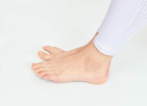 足指が床から離れている様子