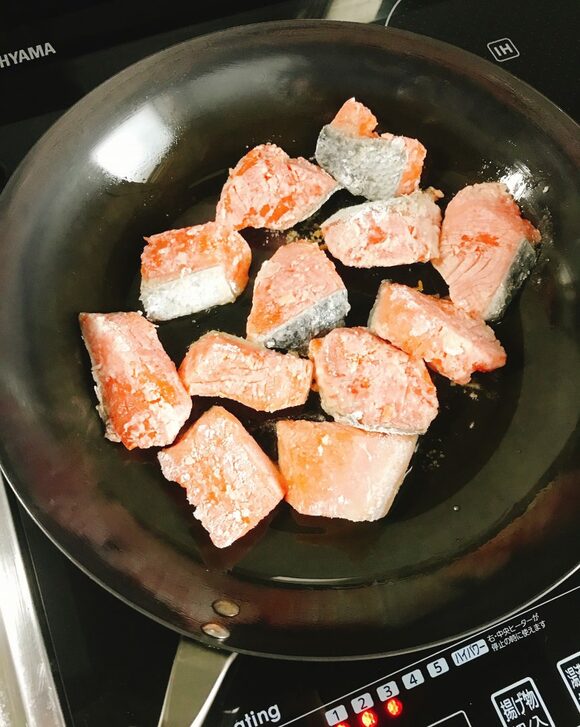 鮭に片栗粉をまぶす