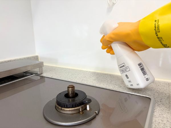 コンロに洗剤をスプレーする