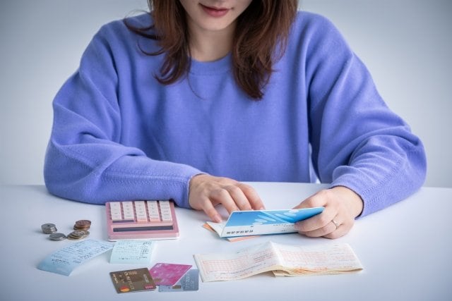 通帳を見る女性