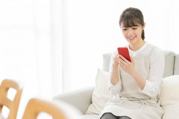 スマホを操作する女性