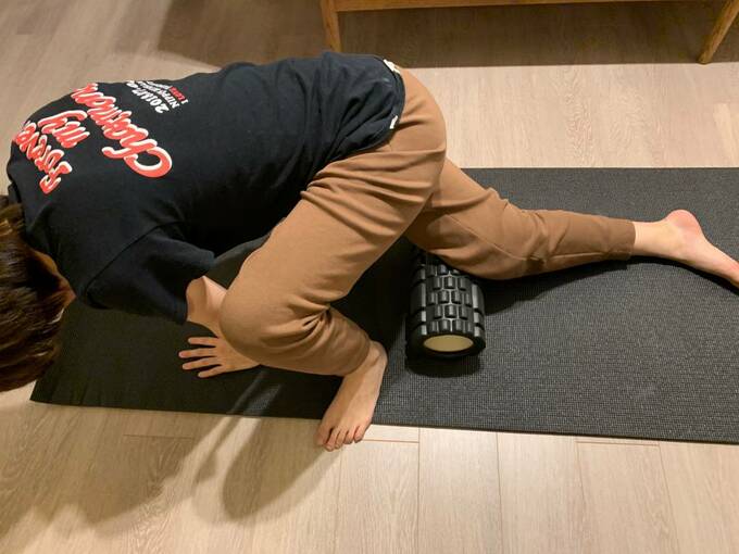 フォームローラーを使う女性