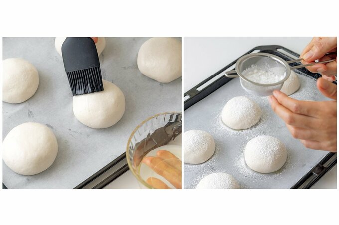 米粉パンの生地にハケで油を塗り、米粉をふる様子