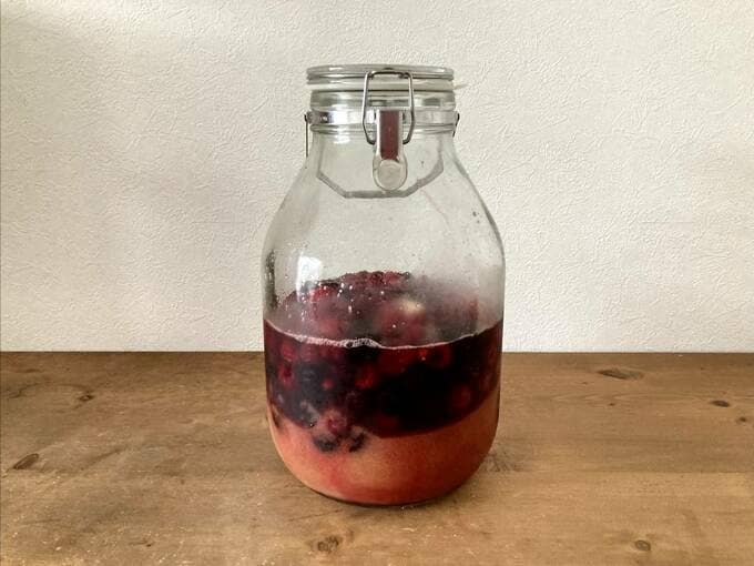 ビンにフルーツ