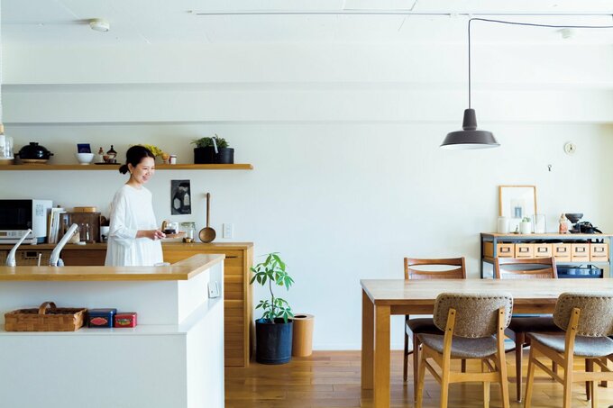 飲み物を運ぶ女性