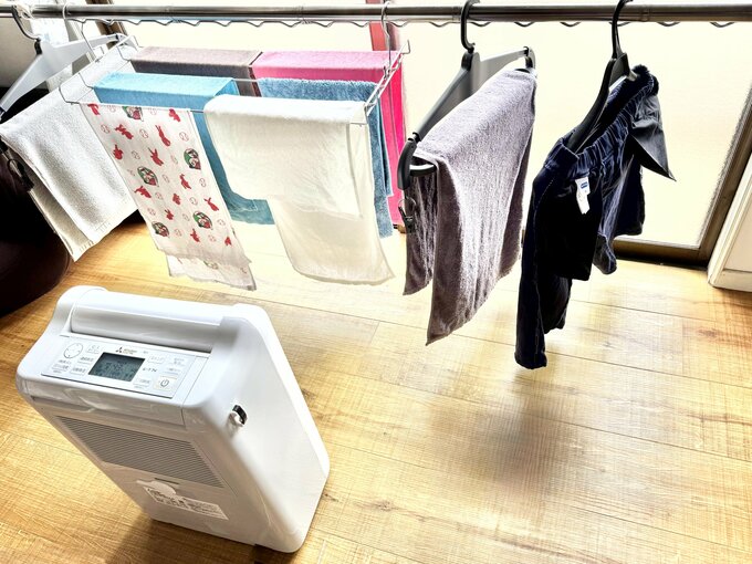 除湿器を使って部屋干ししている様子