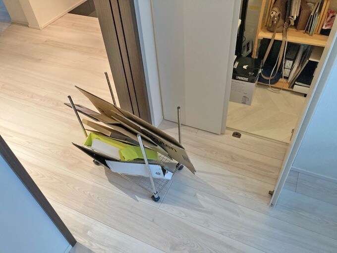 ダンボールストッカーで移動する様子