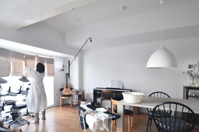 洗濯物を干す女性