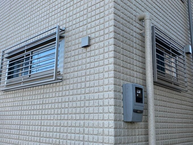 面格子を取りつけた小窓