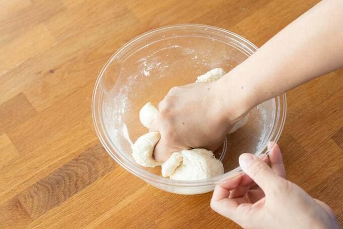 ボウルの中の生地を握りつぶす