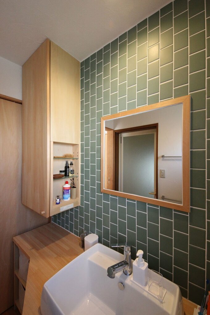 収納の側面に浅型の収納棚